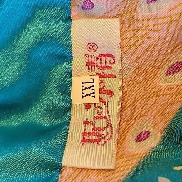 Kimono type negligee with peacocks.  Zippers up the side with snaps and buttons. - Picture 9 of 9